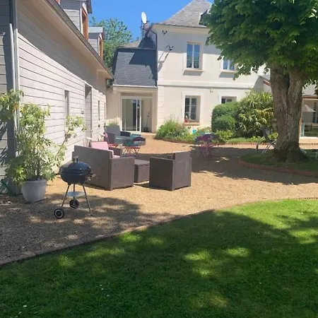 Le Petit Manoir Couette-café 3*